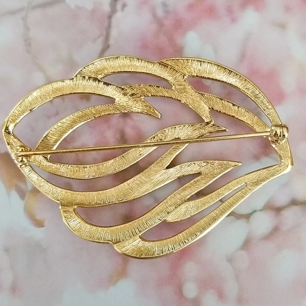 Vintage Signed MONET Goldtone Leaf Design Brooch Pin